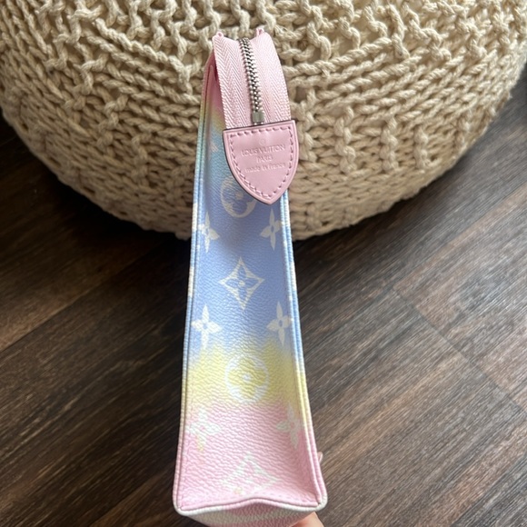 Louis Vuitton Escale Pastel Monogram Toiletry Pouch 26 Bag - Picture 5 of 9